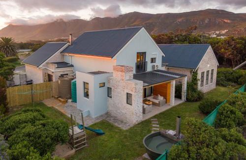Sandbaai House | Modern Coastal Retreat - Private Hot Tub & Sauna