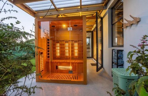 Sandbaai House | Modern Coastal Retreat - Private Hot Tub & Sauna