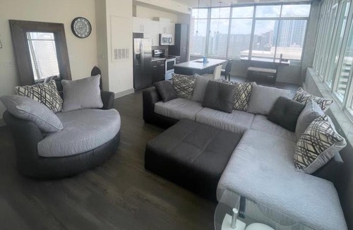 Cabbagetown Apartment | Modern Condo w/ Skyview