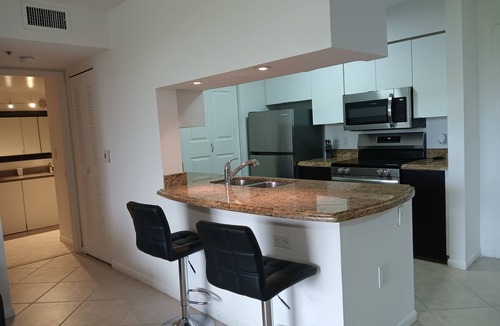 Aventura Apartment | Modern cozy feeling Next to Beach and Aventura Mall