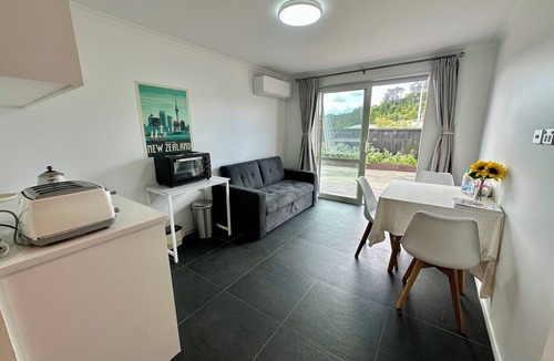 Rosedale House | Modern Private Deluxe Master Suite California Bed-Walk Distance to Rosedale Park
