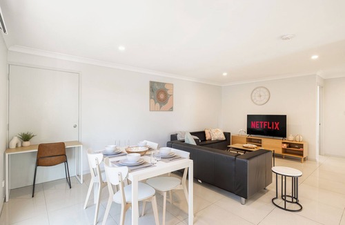 Rocklea Apartment | Modern Rocklea 1BR | AC & Workspace | 219D1