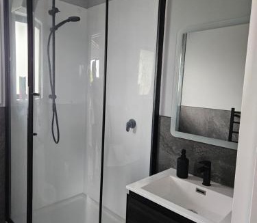 Christchurch House | Modern Room by the Golf course with Private Ensuite an Spa - Christchurch