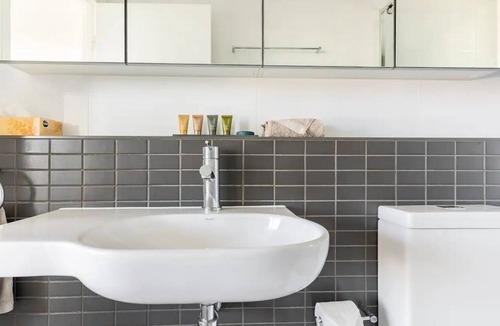 Milton Apartment | Modern Studio close to Suncorp Stadium + Parking
