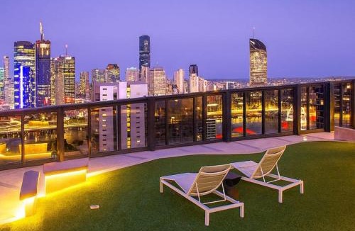 South Brisbane Apartment | Modern Studio w Pool, Gym, Views - South Brisbane
