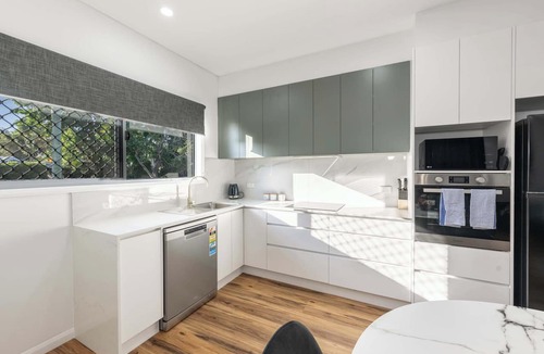 Hermit Park Apartment | Modern Townsville Retreat Near CBD