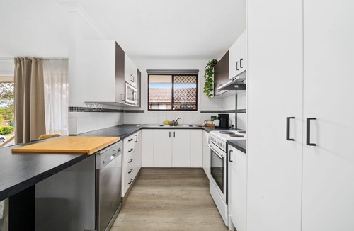 Mount Warren Park Villa | Mount Warren Park Stay – 2 BR for Work & Families
