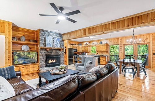 Ellijay Cabin | Mountain Cabin with fire-pit, game room and fireplace & hot tub! 4BR 4 bathroom