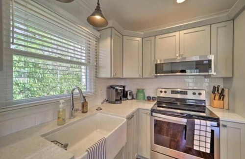 Newland Cabin | Mountain fun for the fam! Pool, Hiking, Golf & Blue Ridge Parkway!
