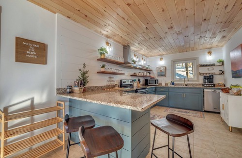 Beech Mountain House | Mountain View/4mins to Town or to ski/Game Room/HOT TUB/AMAZING Firepit/Slide