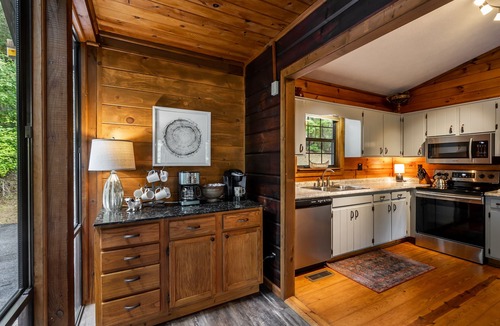 Cherry Log Cabin | Mountain views ⛰️ 5 min to trails, waterfall & river