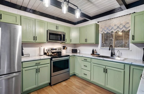 Chalet Village Ski Chalet | Mountain Views! King Beds! Hot Tub! 1 mi to GSMNP, Downtown Gatlinburg & Ober!