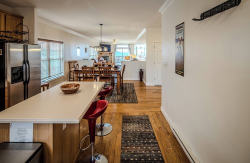 Beech Mountain Condo | Mountain Views + Walk to Overlook Barn, Slopes, Fred's & White Wolf!