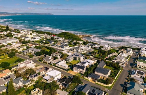 Voelklip House | Mountainside Family Beach House - Pet Friendly