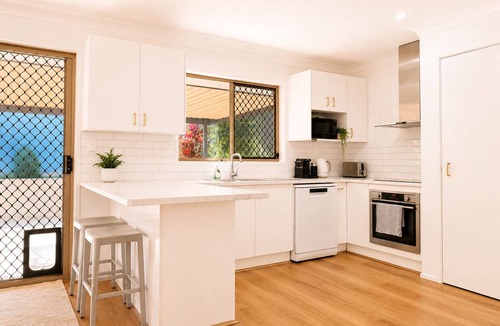 Upper Mount Gravatt House | Mt Gravatt Affordable 4 BR Family Home | Sleep 8