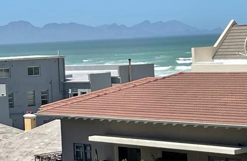 Muizenberg Apartment | Muizenberg apartment 100m from beach
