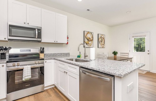 Denver House | New King Suite with Hot Tub 8 min to Downtown Denver