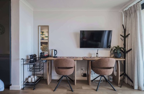 Claremont Apartment | Newlands Peak 712, The Perfect Stop