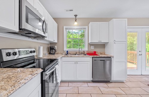 Arden House | Newly Remodeled Charming Mountain Retreat In Super Location