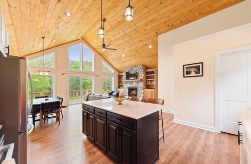 Lansing House | O'Neills Drift - Private Riverfront - Firepit - Fireplace
