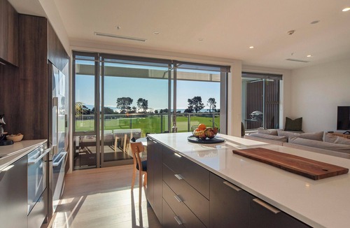 Tahunanui Apartment | Oceanview Beach Apartment with Spa Pool & Swimming Pools