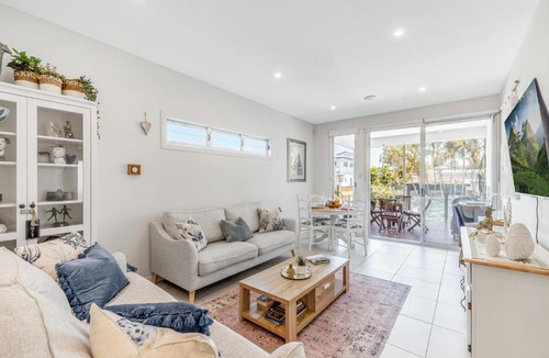 Lota Apartment | On Esplanade own flat & Pool, 2 kms to Manly cafe precinct