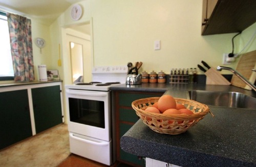 Riwaka Cottage | Orchard View Cottage close to beaches, walks, wineries and the Abel Tasman.