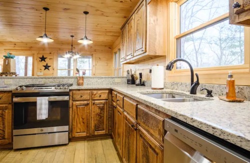 Mineral Bluff Cabin | Outdoor Fireplace, S'mores & Mountain Air⎮Game Room⎮Dog Friendly Sleeps 10