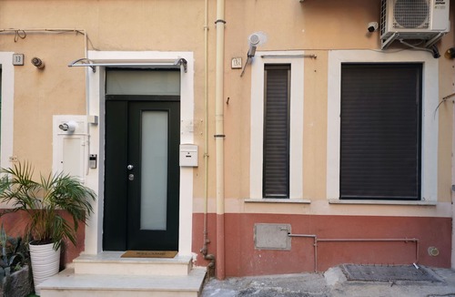 Salerno Apartment | PALMHOUSE Salerno center with jacuzzi, separate entrance near Metro.