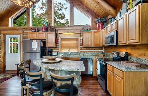 Sevierville House | Panoramic Mountain Views! Outdoor Hot Tub | Walk-In Shower | Sunrise Surprise