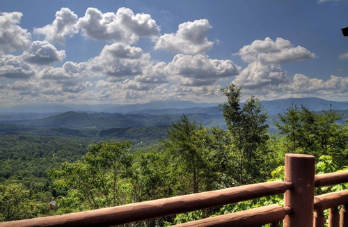 Sevierville House | Panoramic Mountain Views! Outdoor Hot Tub | Walk-In Shower | Sunrise Surprise