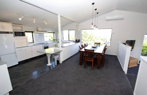 Nukuhau House | Panoramic Town, Lake and Mountain Views.