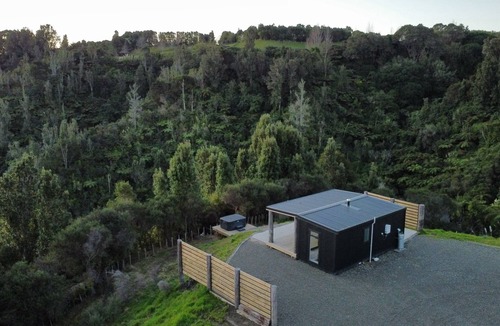Whakatane District Cabin | Paparoa Escape-Bush Walk, Hot Tub, Serene Views, Peaceful Escape & Dog Friendly.