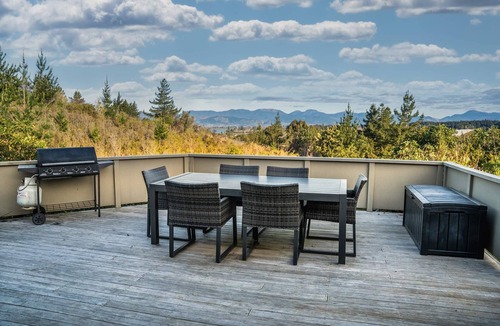 Upper Moutere House | Peaceful Country Home with Amazing Views - Near Mapua