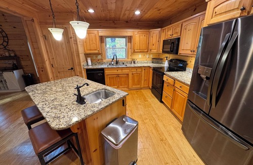 Lake Lure Cabin | Peaceful mountain cabin with amenties in Rumbling Bald resort, Lake Lure