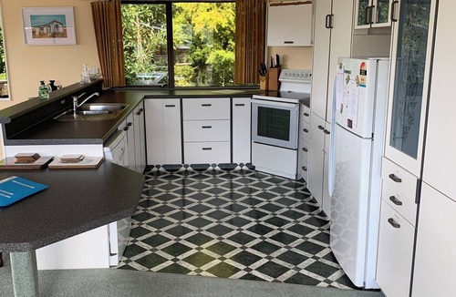 Omori House | Peacefull lake view haven 10 mins walk from Lake Taupo located in Omori.