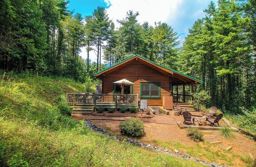 West Jefferson Cabin | Pet Friendly and Peaceful!