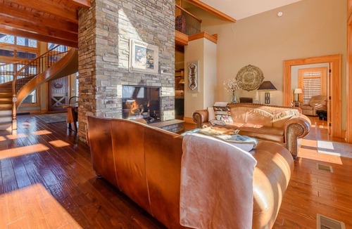 Jefferson House | Phoenix Mountain Lodge on Twickenham estate