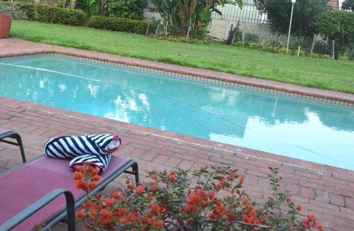 Durban North House | Poolside Tranquility