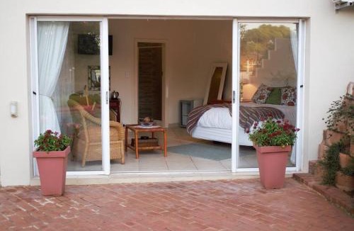 Durban North House | Poolside Tranquility