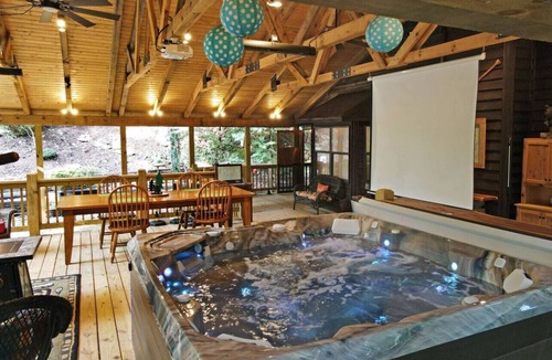 Blairsville Cabin | Poplar Ridge Retreat -Hot tub- Pets OK -Wifi, Outdoor Living Area-Fenced Dog Run