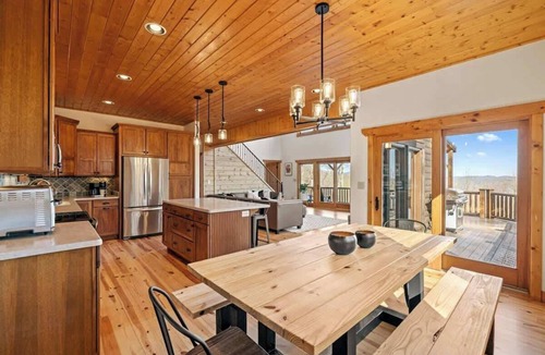 Seven Devils Cabin | Private Community~5 Bedrooms~Loaded~Amazing Mountain View’s-Jacuzzi-Game Room