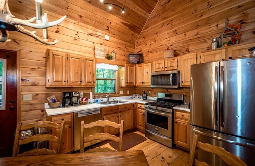 Walnut Mountain Cabin | Private Ellijay Log Cabin, Hot Tub, Fire Pit, Pet Friendly, Mins to Downtown