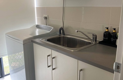 Mount Louisa Apartment | Private Guest Suite in Mt Louisa, 15 minutes Airport Access