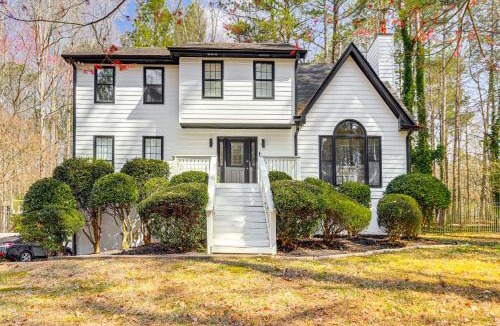 Tate House | Private Hot Tub & Deck: Family Gem in Alpharetta