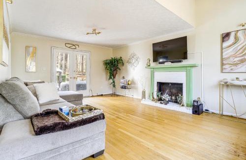 Tate House | Private Hot Tub & Deck: Family Gem in Alpharetta