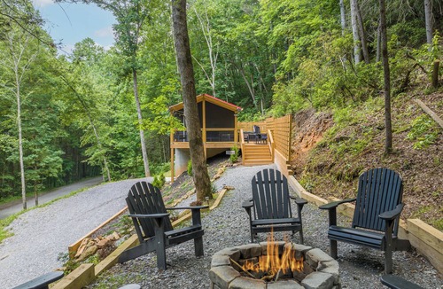 Cherry Log Cabin | Private & Modern Creekside Cabin w/Hot Tub and Fire Pit - Great Location!