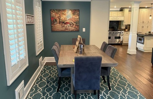 Lithonia House | 🏓 Private Pickleball Court 🏊‍♂️ Sparkling Pool 💻 Fast Wi-Fi for work & streaming 📺 Smart TVs with apps 🍳 Fully equipped kitchen 🛋️ Cozy, plush Living area 🛁 Modern bathrooms with fresh towels & essentials