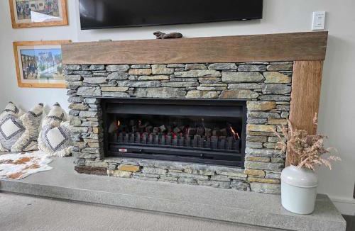 Kelvin Heights House | Private Retreat - Stunning Lake & Mountain Views