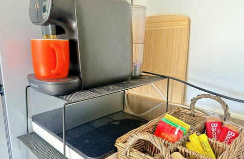Howard House | Private Studio Pod well equipped | Walk to Town | Aircon, Deck & BBQ, Wifi